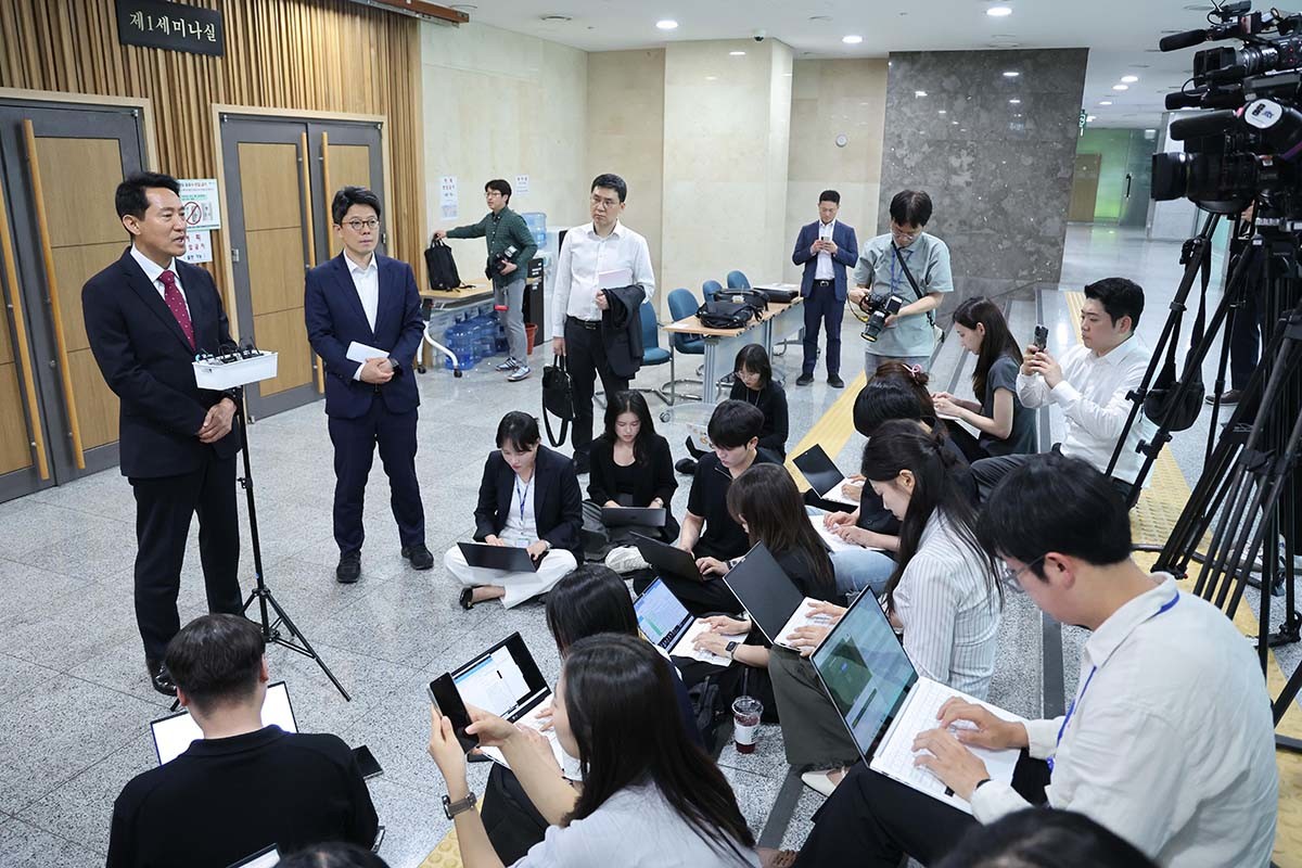 오세훈 국민의힘 서울시장 후보가 18일 서울 여의도 국회 의원회관에서 열린 이재명 정부 1년 부동산정책 평가 및 향후 과제 세미나를 마친 후 GTX-A 삼성역 공사 철근 누락 문제 관련 취재진의 질의에 답변하고 있다. / 뉴스1