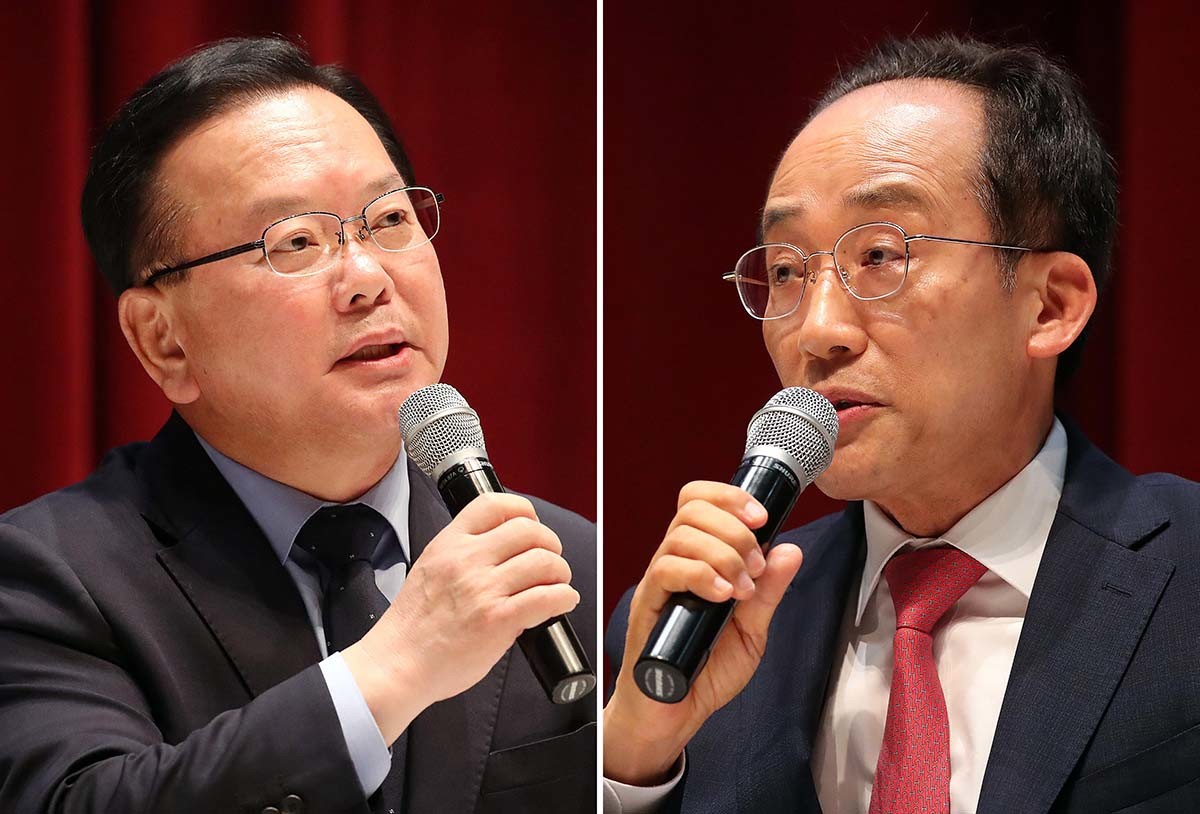 김부겸 더불어민주당 대구시장 후보(왼쪽)와 추경호 국민의힘 대구시장 후보가 22일 오후 대구 동구 봉무동 대구텍스타일 콤플렉스에서 열린 대구 사회복지유권자연맹 초청 대담회에서 사회복지사들이 요청한 8대 핵심 공약에 대해 답하고 있다. / 뉴스1
