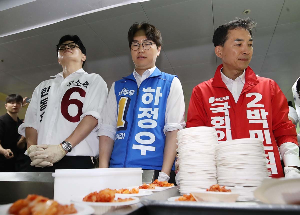 한동훈 무소속 부산 북구갑 국회의원 보궐선거 후보(왼쪽부터) 하정우 더불어민주당 부산 북구갑 국회의원 보궐선거 후보, 박민식 국민의힘 부산 북구갑 국회의원 보궐선거 후보가 21일 부산 북구 남산정종합사회복지관에서 열린 콩국수 나눔 행사에 참석해 콩국수 봉사를 하고 있다. / 뉴스1