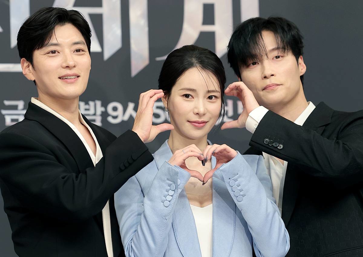 배우 장승조(왼쪽부터)와 임지연, 허남준이 지난 7일 서울 양천구 목동SBS에서 열린 SBS 새 금토드라마 '멋진 신세계'(극본 강현주/ 연출 한태섭) 제작발표회에 참석해 포즈를 취하고 있다. '멋진 신세계'는 희대의 조선 악녀 영혼이 씌어 '악질'로 변한 무명배우 신서리(임지연 분)와 자본주의가 낳은 괴물이라 불리는 악질재벌 차세계(허남준 분)의 일촉즉발 전쟁 같은 로맨스 코미디 드라마다 / 뉴스1
