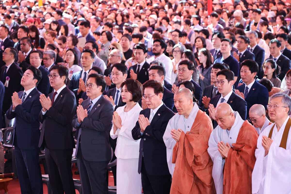 이재명 대통령과 부인 김혜경 여사가 24일 서울 종로구 조계사에서 열린 불기 2570년 부처님오신날 봉축법요식에 참석해 합장하고 있다. / 뉴스1