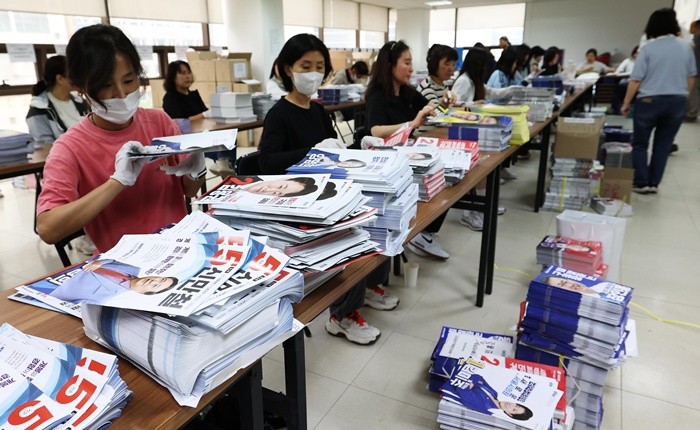 제9회 전국동시지방선거를 열흘 여 앞둔 23일 서울 구로구 선거관리위원회에서 관계자들이 거소투표 용지 및 선거 공보물 발송 작업을 하고 있다. 거소투표란 거동이 불편한 자 등 공직선거법 제38조에서 정한 사유로 사전투표소 및 투표소에서 투표할 수 없는 경우 거소에서 투표할 수 있도록 하는 제도다. 2026.5.23/뉴스1
