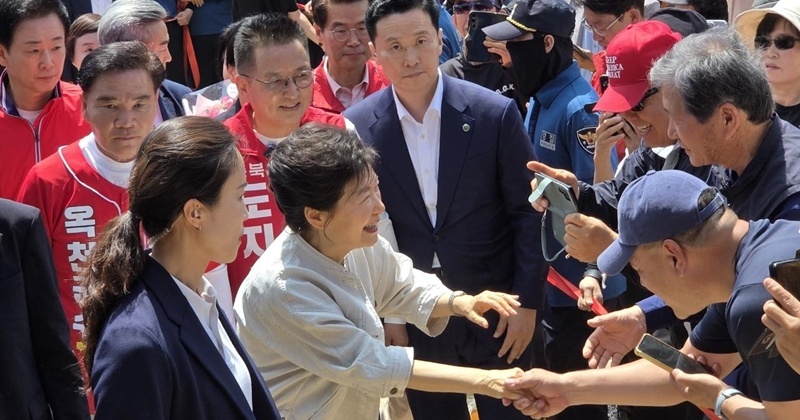 "도와주세요" 박근혜 전 대통령, 육영수 여사 생가 방문 (영상)