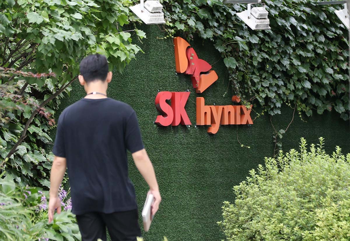 경기 이천시 SK하이닉스 본사 앞을 직원이 걸어가고 있다. / 뉴스1