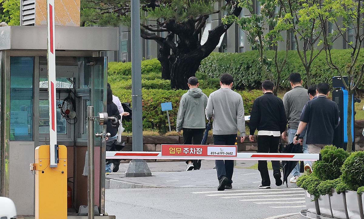 경기 평택시 삼성전자 평택캠퍼스 앞에 직원들이 분주하게 움직이고 있다. / 뉴스1