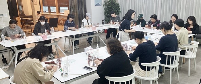 광주여자대학교(총장 이선재) 도서관은 지역민의 문화 향유 기회 확대와 생활 공예 체험 활성화를 위해 지난 5월 13일과 20일 도서관 지하 1층 3UP STATION에서 ‘라탄 아틀리에’ 프로그램을 운영했다. / 광주여대
