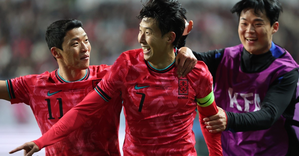 홍명보호가 2026 FIFA 북중미 월드컵 32강에 진출할 시 포상금으로 1억을 받는다. 사진은 왼쪽부터 황희찬, 손흥민, 오현규 / 뉴스1