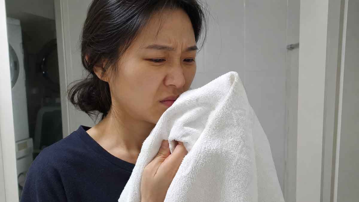 수건 쉰내를 맡고 있는 모습. 기사 이해를 돕기 위해 AI로 생성한 이미지. / 위키트리