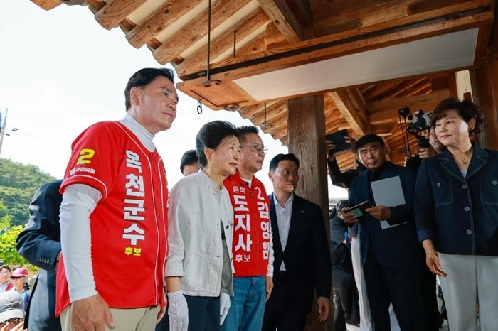 박근혜 전 대통령이 25일 충북 옥천에 있는 고 육영수 여사 생가를 방문해 전상인 국민의힘 옥천군수 후보와 함께 영정을 바라보고 있다. (전상인후보선거사무소 제공. 재판매 및 DB금지)/뉴스1 2026.5.25/뉴스1