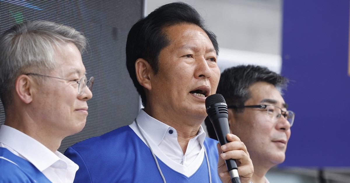 정청래 더불어민주당 대표가 6·3 지방선거를 25일 전북 정읍을 찾아 이원택 전북도지사 후보 지원 유세에 나섰다. 사진은 정청래 더불어민주당 대표가 지난 24일 오후 전남 담양군 버스터미널 앞에서 민형배 전남광주특별시장 후보, 박종원 담양군수후보와 함께 지지를 호소하고 있다. / 뉴스1