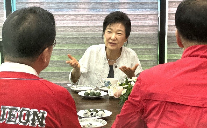 박근혜 전 대통령이 25일 대전 서구 탄방동 국민의힘 이장우 대전시장 후보 선거캠프를 찾아 이장우 후보, 유영하 의원과 비공개 차담을 하고 있다. 이날 박 전 대통령은 이 후보를 향해 “오랜 세월 함께한 동지”라며 신뢰를 나타냈다./사진=김지연 기자