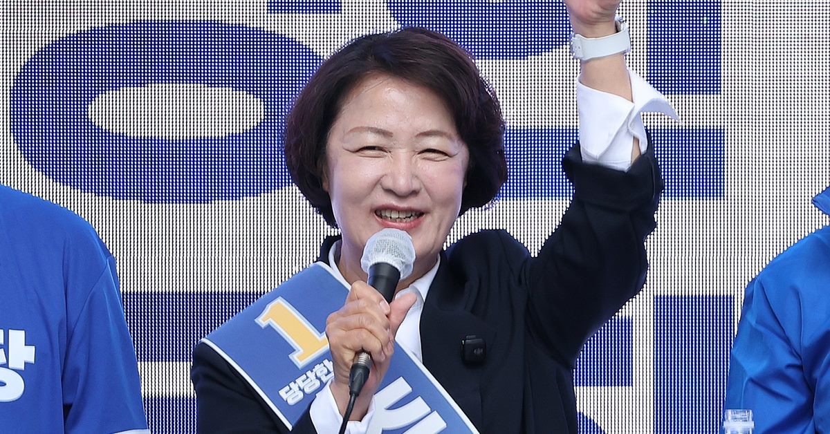 추미애 더불어민주당 경기도지사 후보가 6·3 지방선거 공식 선거운동이 시작된 지난 21일 경기 성남시 서현역을 찾아 시민들에게 지지를 호소하고 있다. / 뉴스1