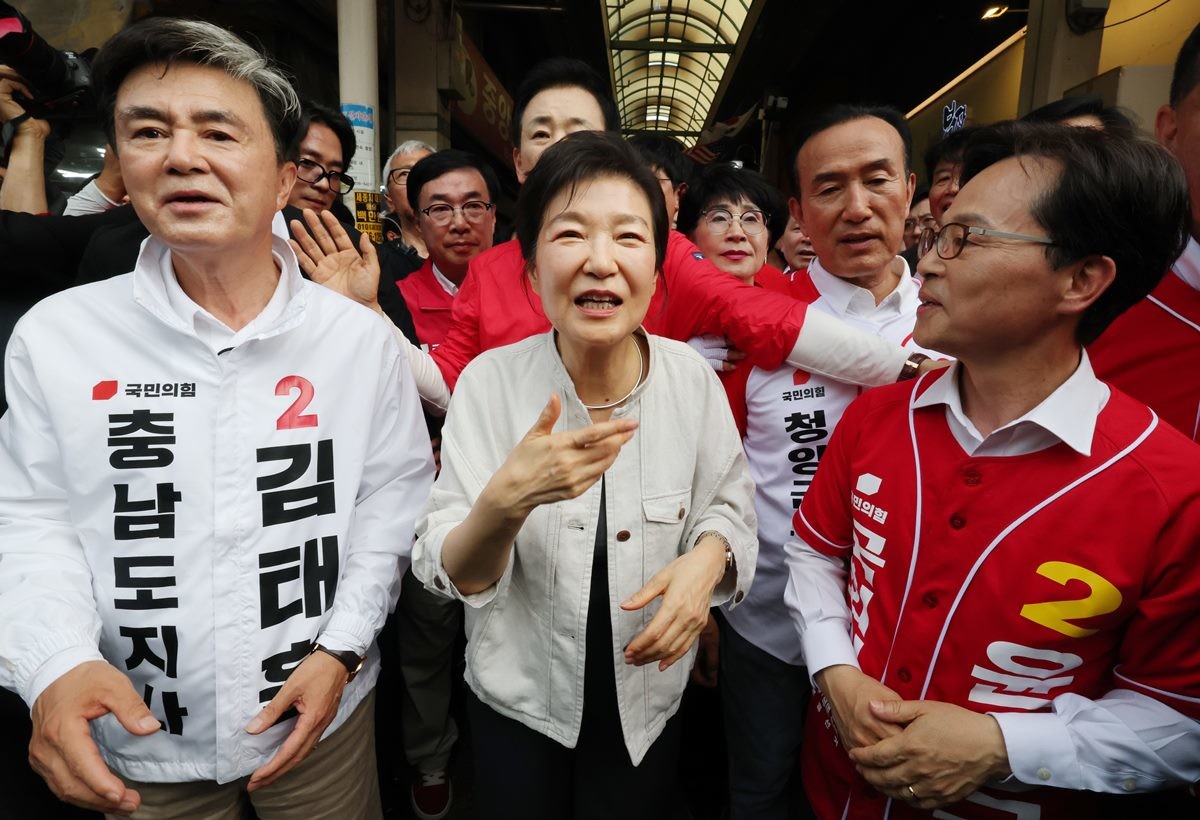 박근혜 전 대통령이 25일 오후 충남 공주 산성시장을 방문해 김태흠 국민의힘 충남도지사 후보, 충남지역 후보 지원유세를 하고 있다. / 뉴스1