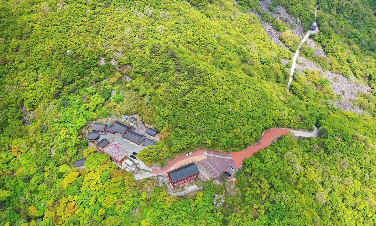 남해 망운산 망운사 전경. 드론 촬영.
