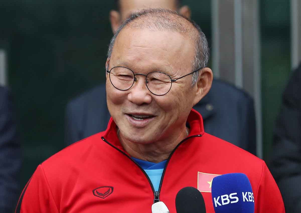 미소 짓는 '베트남 영웅' 박항서 감독. 박항서 베트남 U-23 축구대표님 감독이 지난 2019년 경남 통영시 통영체육관에서 동계훈련을 앞두고 취재진과 인터뷰하고 있다. / 뉴스1