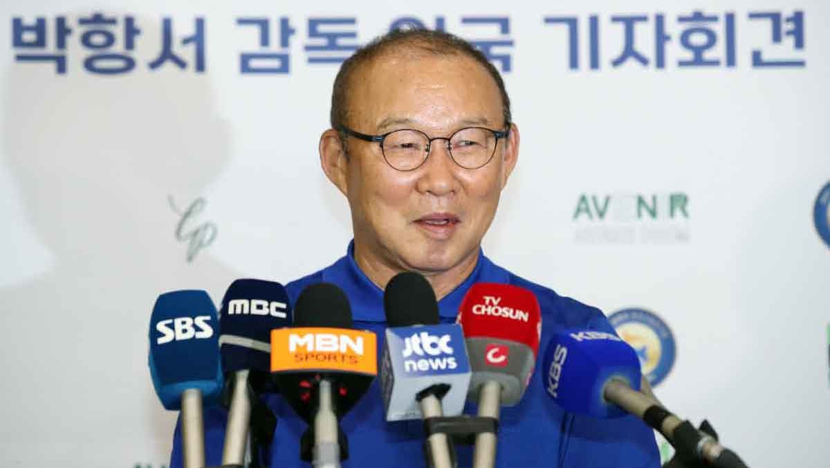 베트남 축구대표팀 지휘봉을 내려놓은 박항서 감독이 지난 2023년 2월 인천국제공항을 통해 귀국해 취재진과 인터뷰를 하고 있다. 박 감독은 2022 동남아시아축구연맹(AFF) 미쓰비시컵 준우승을 끝으로 2017년부터 시작됐던 베트남과의 아름다운 동행을 마무리했다. / 뉴스1