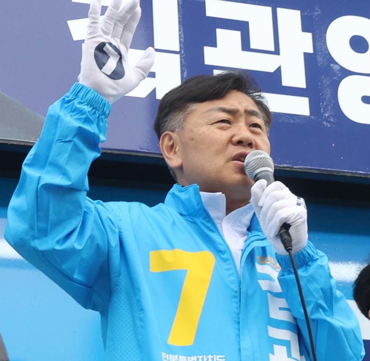 김관영 무소속 전북도지사 후보가 제9회 전국동시지방선거 공식 선거운동 첫날인 21일 전북 전주시 백제대로에서 출근길 시민들에게 지지를 호소하며 인사를 하고 있다. / 뉴스1