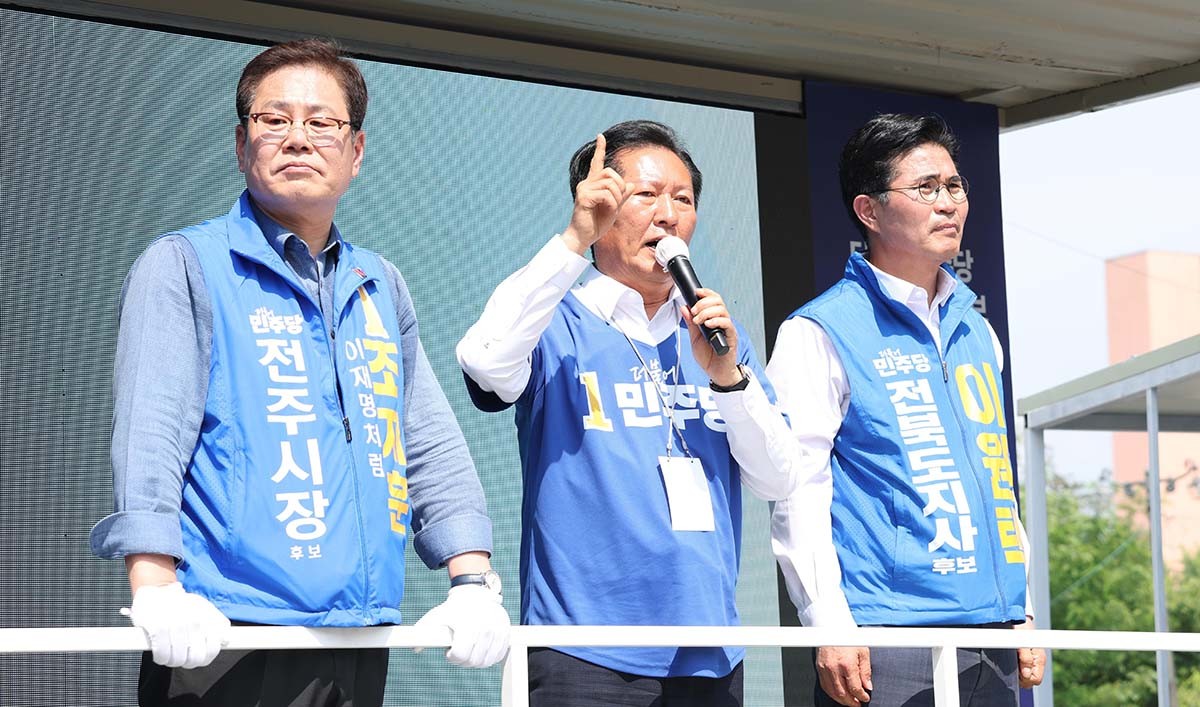 정청래 더불어민주당 총괄상임선대위원장(가운데)과 이원택 전북도지사 후보(오른쪽), 조지훈 전주시장 후보가 25일 전북 전주시 전북대학교 구정문 앞에서 열린 집중유세에서 지지를 호소하고 있다. / 뉴스1