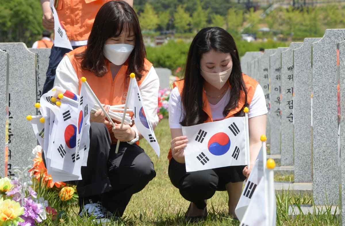 지난 2022년 대전 유성구 국립대전현충원 장병 3묘역에서 김신연 한화커뮤니케이션위원회 사장과 한화그룹 충청지역봉사단이 순국선열의 숭고한 정신을 기리며 묘비닦기, 태극기교체 작업 등 봉사활동을 하고 있다. / 뉴스1