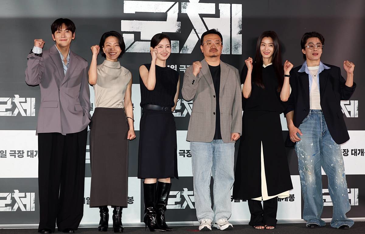 배우 지창욱(왼쪽부터)과 김신록, 신현빈, 연상호 감독, 전지현, 구교환이 지난달 20일 서울 용산구 CGV용산아이파크몰에서 열린 영화 '군체' 기자간담회에 참석해 포즈를 취하고 있다. '군체'는 정체불명의 감염사태로 봉쇄된 건물 안, 고립된 생존자들이 예측할 수 없는 형태로 진화하는 감염자들에 맞서 벌이는 사투를 그린 작품으로 오는 21일 개봉한다 / 뉴스1