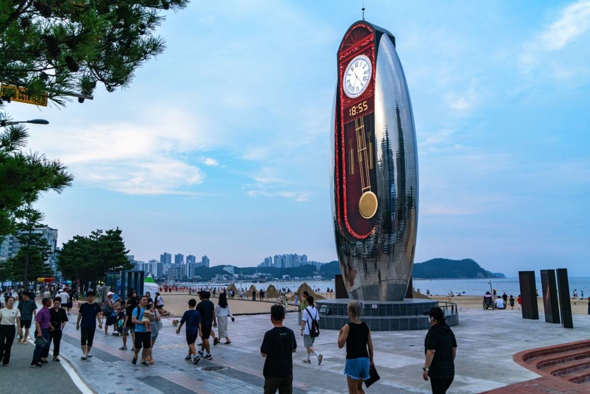 포항 대표 관광지 모습을 담은 포항시 관광사진공모전 당선작-영일대 해수욕장 시계탑 전경(입선-임성화-만남의장소)/이하 포항시 제공