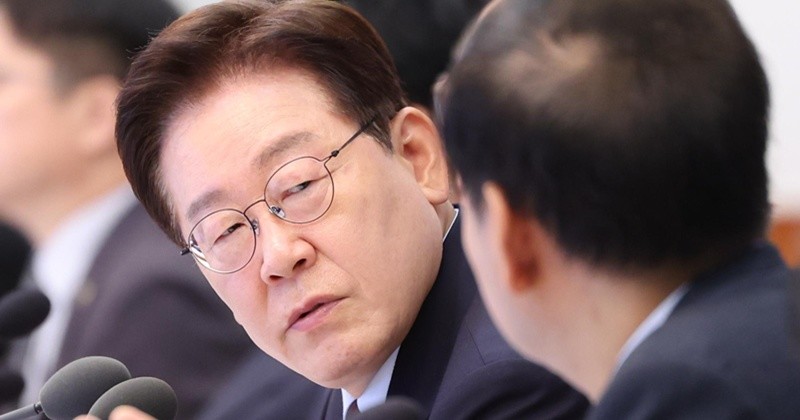 이재명 대통령이 26일 청와대에서 열린 제23회 국무회의 겸 제10차 비상경제점검회의에서 구윤철 부총리 겸 재정경제부 장관에게 질문하고 있다. 2026.5.26/뉴스1