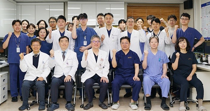 전남대병원 순환기내과 중재시술팀이 기념촬영을 하고 있다. / 전남대병원