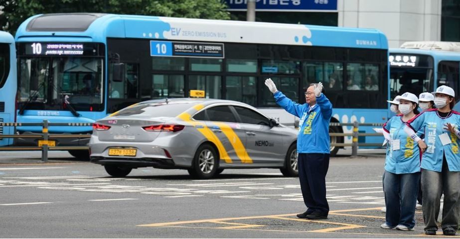 김석준, 보수 후보 합산보다 두 자릿수 앞서… 부산교육감 선거 ‘현역 프리미엄’ 주목