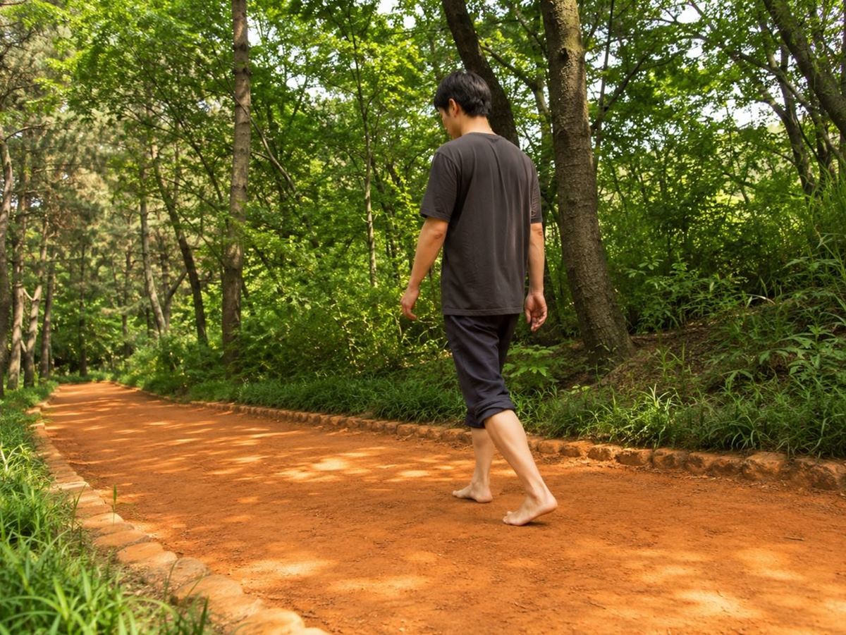 5060 세대가 힐링하러 자주 찾는 황톳길에서 맨발로 걷는 모습. 기사 이해를 돕기 위해 AI를 활용해 제작한 자료 사진. 실제 모습과 다소 차이가 있을 수 있음.