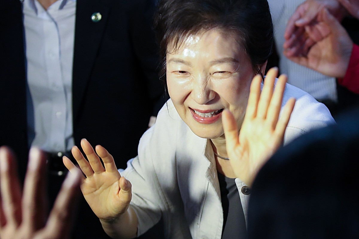 지난 25일 대전을 방문한 박근혜 전 대통령 모습. 26일 국민의힘 부산시당에 따르면 박근혜 전 대통령은 27일 오후 5시 30분쯤 부산 기장시장을 방문해 국민의힘 지방선거 후보자들 지원 유세에 나설 계획이다. 박 전 대통령은 이날 부산 기장시장을 돌면서 시장 상인과 유권자들을 만나 국민의힘 지방선거 후보자들에 대한 지지를 호소할 예정이다. 박 전 대통령은 현장에서 따로 연설은 하지 않고 현장 유세 후 기자들과 만나 지원 유세 배경 등을 간단히 밝힐 예정인 것으로 알려졌다.      / 연합뉴스