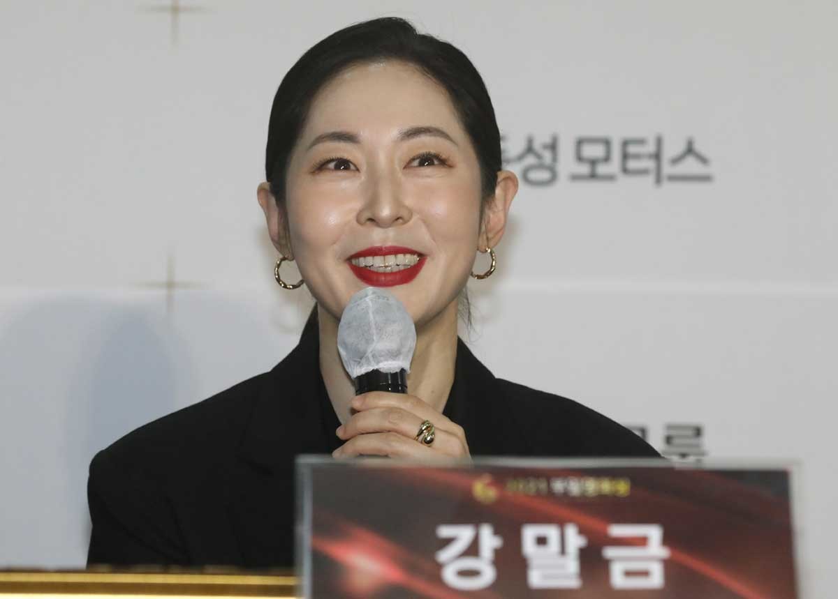 배우 강말금이 지난 2021년 10월 부산 해운대구 벡스코 제1전시장에서 열린 '2021 부일영화상'을 찾아 핸드프린링 행사 중 소감을 밝히고 있다. / 뉴스1