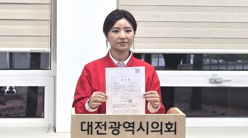 이장우 국민의힘 대전시장 후보 캠프 김소연 법률위원장이 26일 대전시의회에서 허태정 더불어민주당 후보 측의 ‘타슈 유세’ 관련 고발장을 들어 보이며 입장을 발표하고 있다./사진=김지연 기자