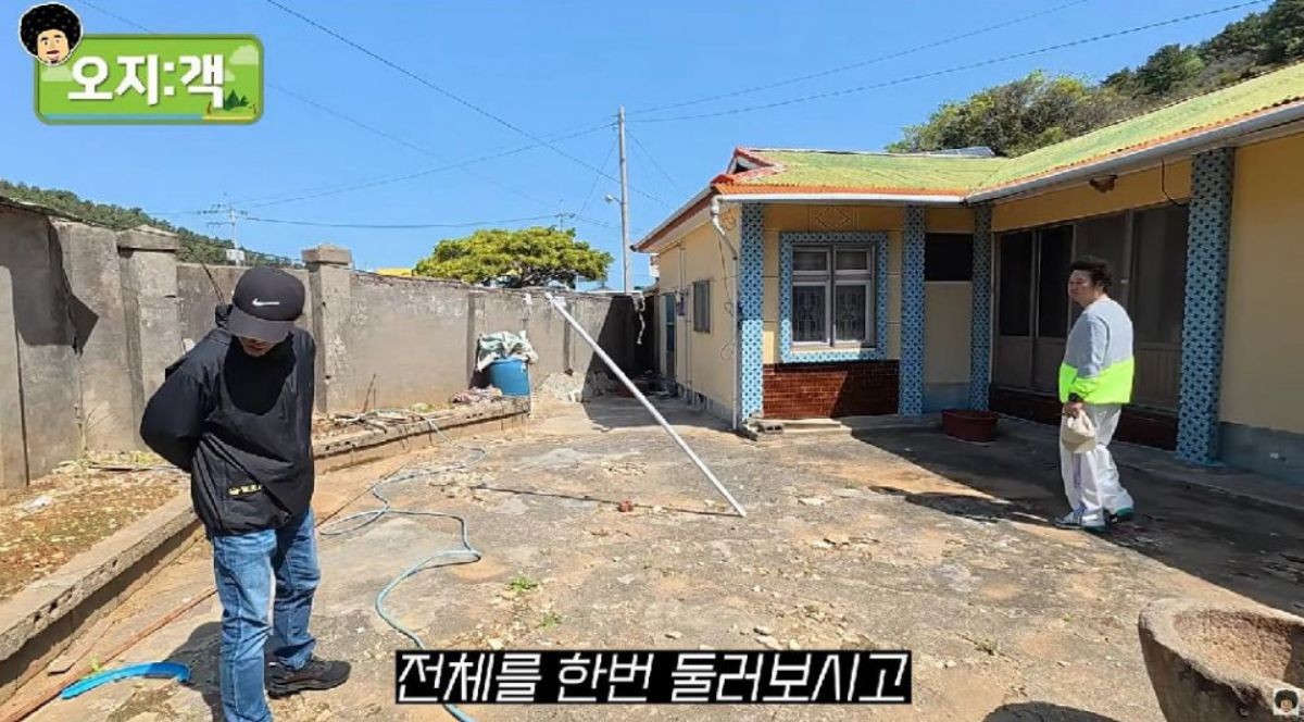 전남 여수 월호도 한 외딴집 보수 공사 프로젝트를 진행한 윤택. / 유튜브 '윤택TV'