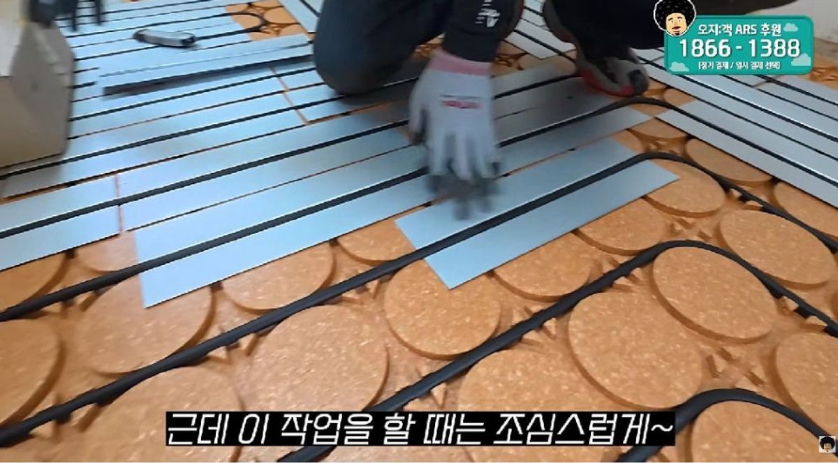 폐가 수준으로 낙후된 전남 여수 월호도 한 외딴집. 전국 각지에서 모인 전문가들이 진행한 보수 작업. / 유튜브 '윤택TV'