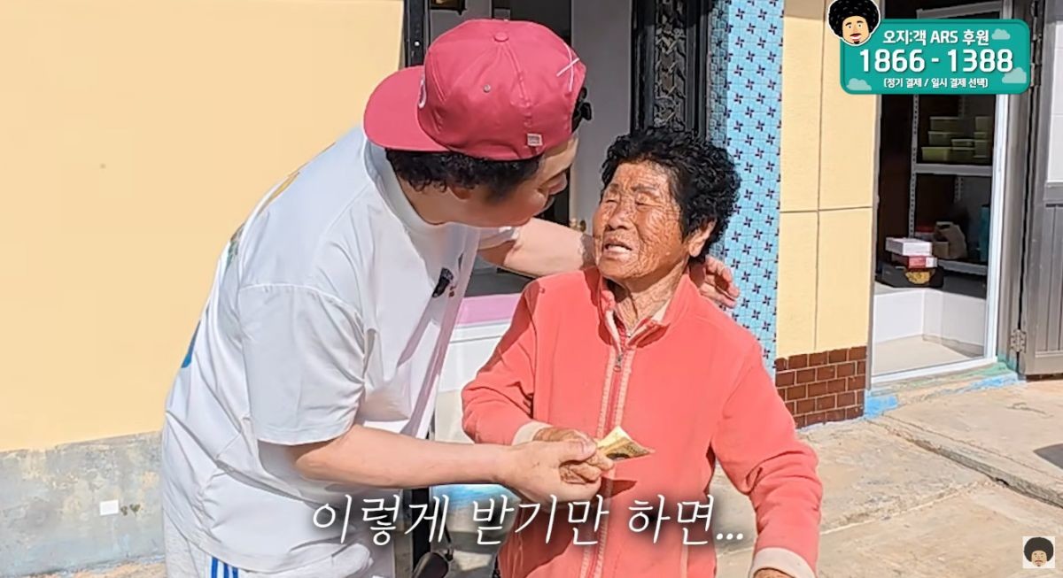 윤택과 전남 여수 월호도 한 외딴집의 주인 할머니. / 유튜브 '윤택TV'