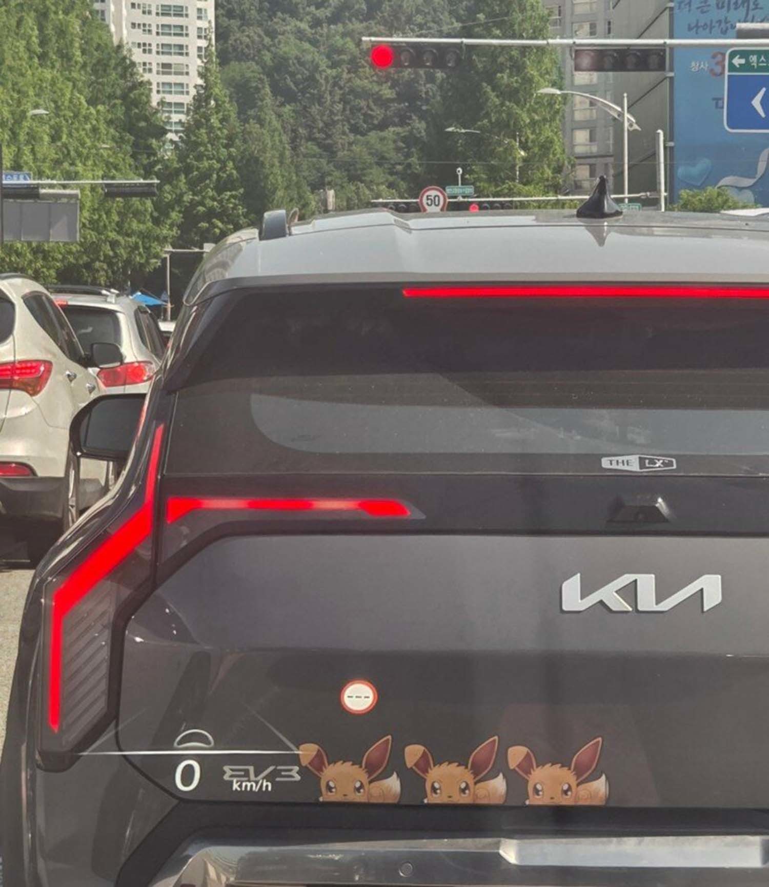 기아 EV3에 붙어 있는 이브이 스티커.