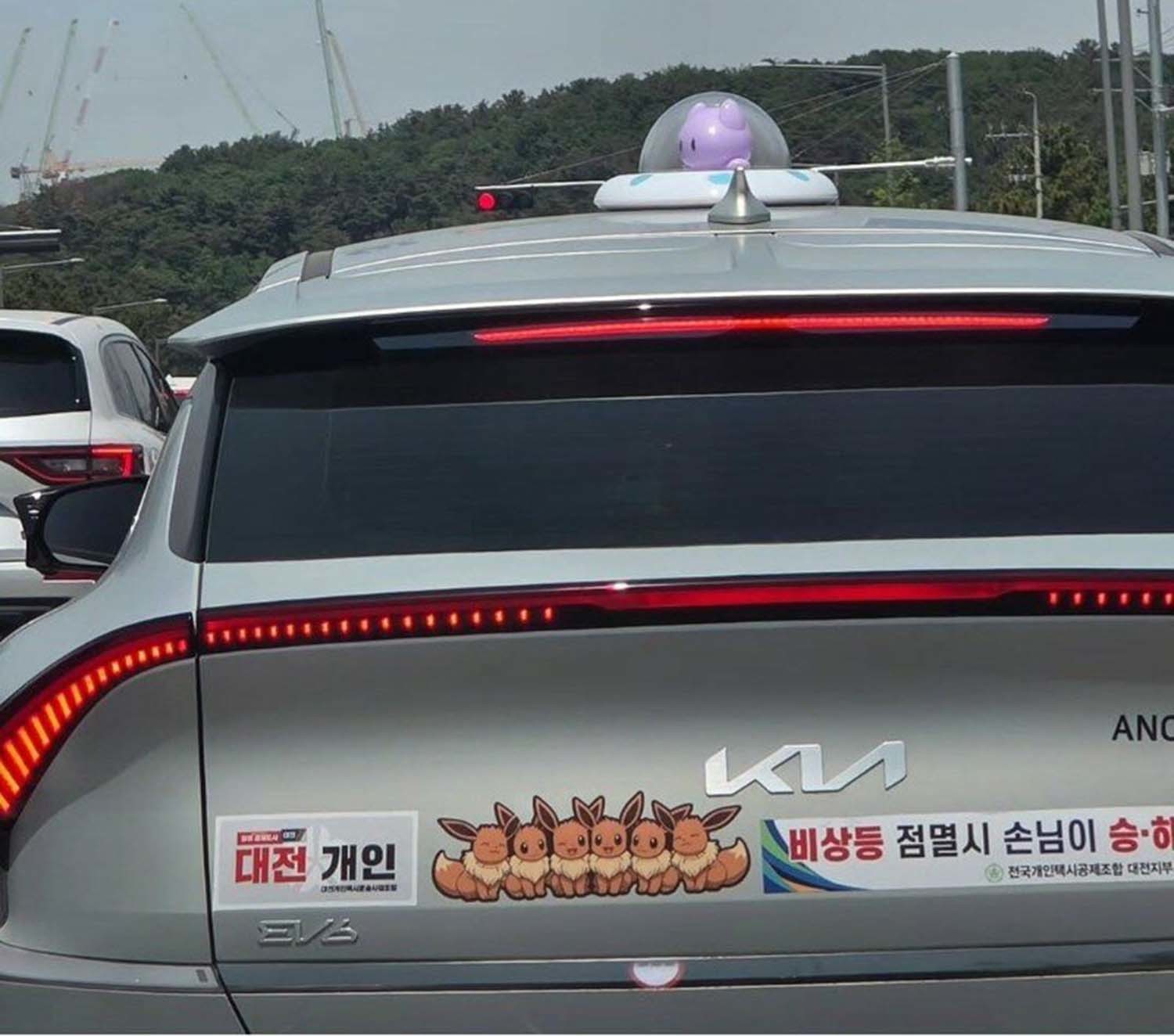 기아 EV6에 붙어 있는 이브이 스티커. / 더쿠