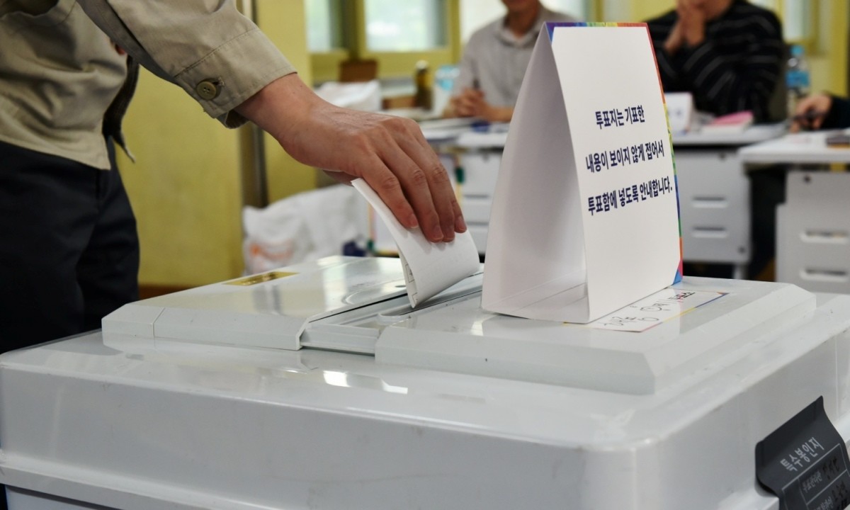 유권자가 투표용지를 투표함에 넣고 있다. 기사의 이해를 돕기 위한 사진 / 뉴스1