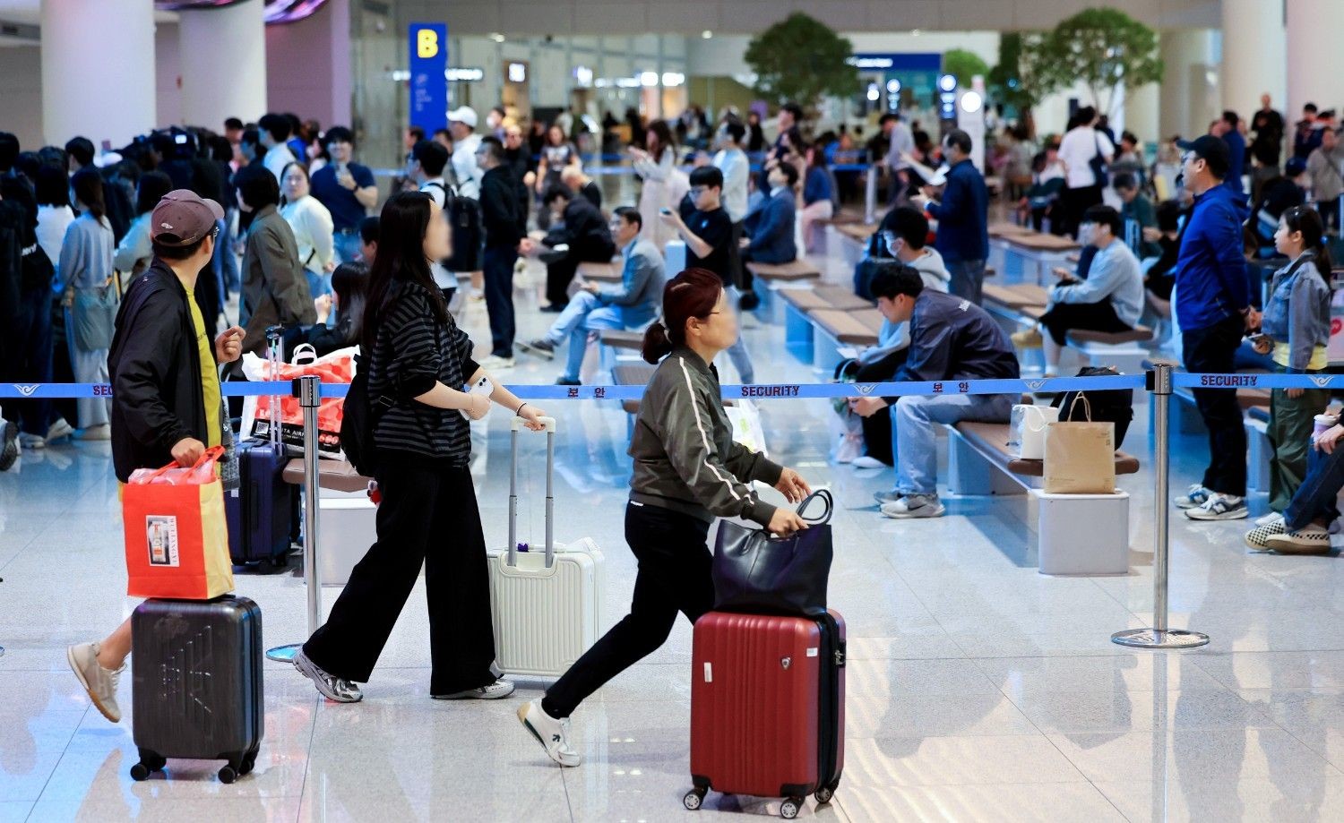 여행객들로 붐비는 공항 내부 모습. / 뉴스1