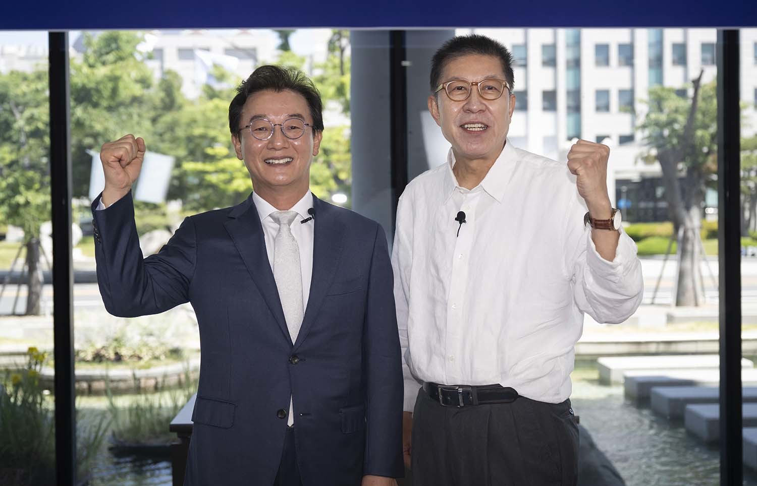 전재수 더불어민주당 부산시장 후보와 박형준 국민의힘 부산시장 후보가 18일 오전 부산 남구 국립부경대학교 대연캠퍼스 동원장보고관에서 열린 국제신문 주최 부산시장 후보 초청 토론회에 앞서 기념촬영을 하고 있다. / 뉴스1 (국제신문 제공)