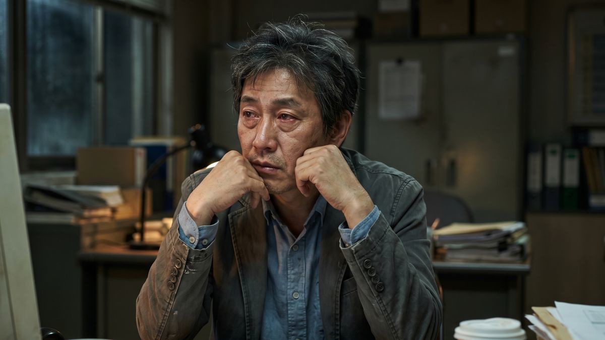 남 탓과 피해 의식에 찌든 중년의 모습. 기사 내용 토대로 AI툴 활용해 제작한 자료사진.