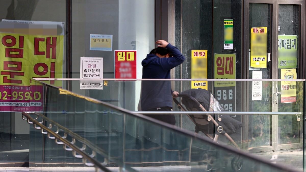 서울 시내 한 아파트 단지 내 상가에 임대문의가 게시된 모습. / 뉴스1