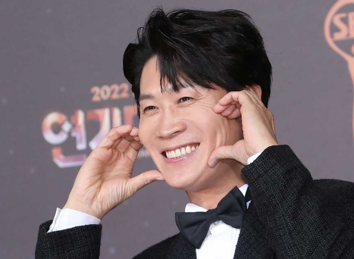 배우 진선규가 지난 2022년 서울 상암동 SBS 프리즘타워에서 진행된 '2022 SBS 연기대상'에서 볼 하트를 그리고 있다. / 뉴스1