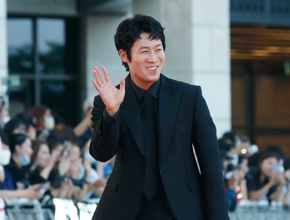 배우 진선규가 지난 2023년 인천 중구 파라다이스시티 크로마에서 진행된 ‘제2회 청룡시리즈어워즈’에서 레드카펫을 밟고 있다. / 뉴스1