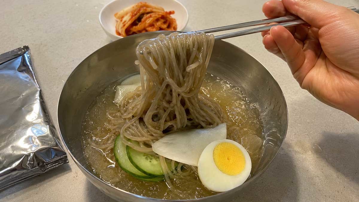 냉면을 먹는 집어든 모습. 기사 이해를 돕기 위한 AI 이미지. / 위키트리