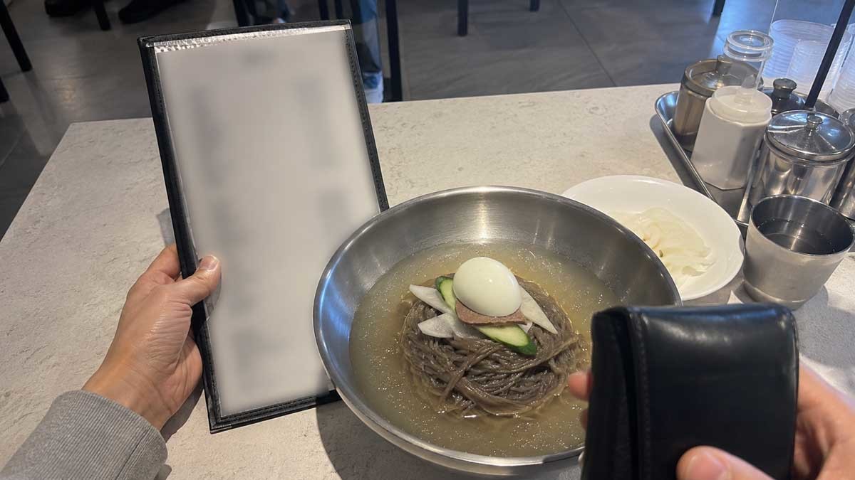 냉면 가격을 보고 놀라는 모습. 기사 이해를 돕기 위한 AI 생성 이미지. / 위키트리