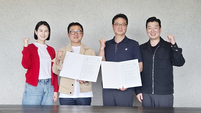 광주여자대학교(총장 이선재) 스포츠재활학과는 지난 22일 부산 송정해수욕장에 위치한 서핑 전문 기업 ㈜서프홀릭과 스포츠·해양레저 분야 전문 인재 양성과 산학협력 활성화를 위한 업무협약(MOU)을 체결했다. / 광주여대