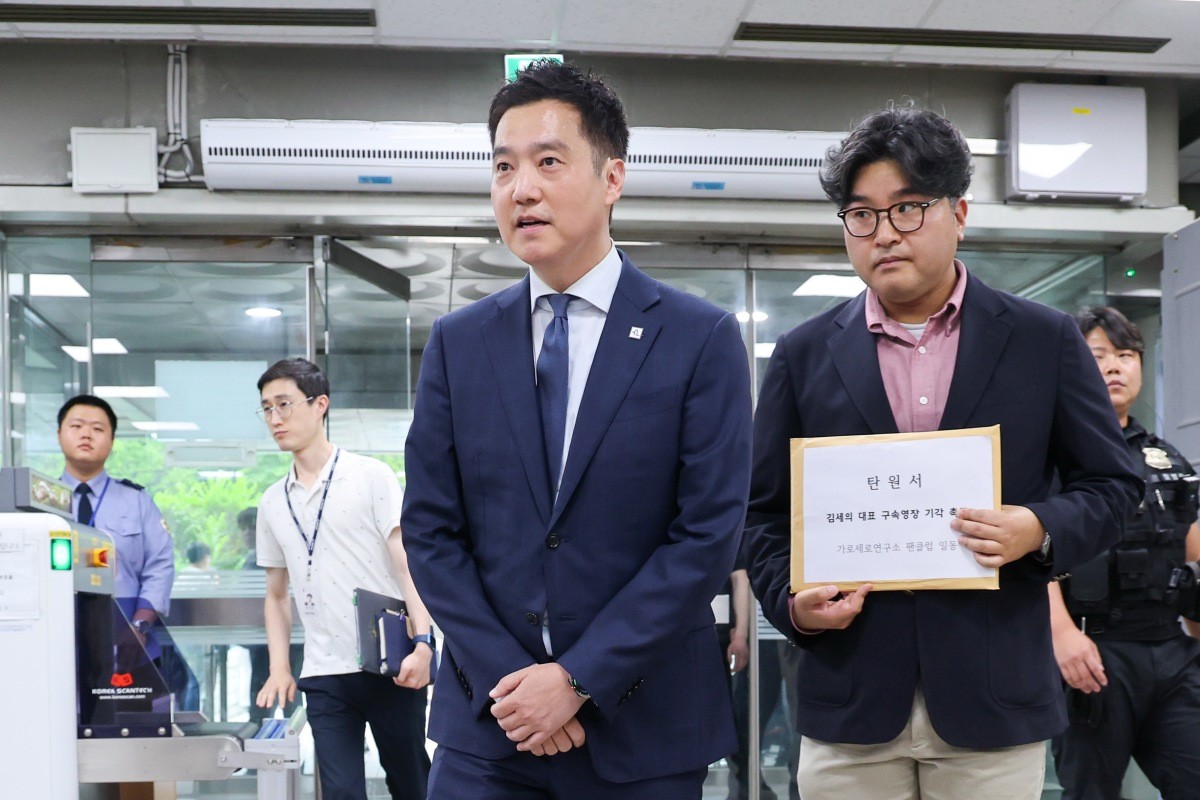 김세의 가로세로연구소(가세연) 대표가 26일 오전 서울 서초구 중앙지방법원에서 성폭력범죄의 처벌 등에 관한 특례법 위반(카메라 등 이용 촬영·반포 등) 및 명예훼손 등 혐의와 관련, 구속 전 피의자 심문(영장실질심사)에 출석하고 있다. 김 대표는 유튜브 방송과 기자회견 등을 통해 배우 고(故) 김새론이 미성년자인 15세 때부터 약 6년간 김수현과 교제했다는 취지의 주장과 녹취록 등을 반복적으로 유포한 혐의를 받는다. / 뉴스1