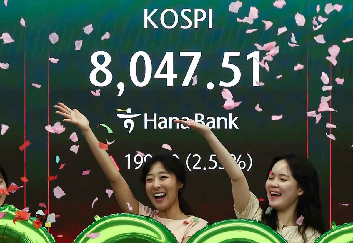 코스피 최고치 경신하며 8,047.51 마감. 코스피 지수가 종가 기준 최초로 8,000대를 기록한 26일 오후 서울 중구 하나은행 본점 딜링룸에서 직원들이 축하 세레머니를 하고 있다. 이날 코스피는 전 거래일보다 99.80포인트(2.55%) 오른 8047.51, 코스닥 지수는 전 거래일보다 11.39포인트(0.98%) 상승한 1172.52에 거래를 마쳤다. / 뉴스1