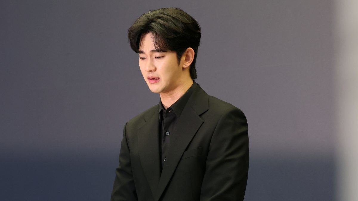 배우 김수현이 지난해 3월 31일 긴급 기자회견에 참석했던 모습. / 뉴스1